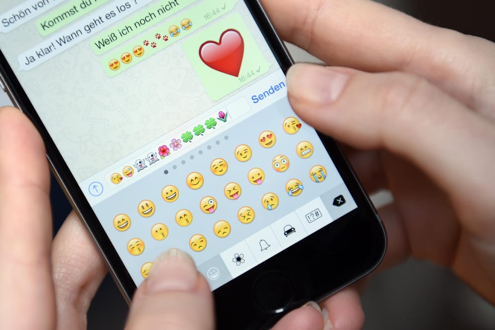 WhatsApp-Chat mit Emojis: Das Verschicken und Empfangen von Textnachrichten ist nach wie vor die mit Abstand beliebteste Funktion des Messengers.