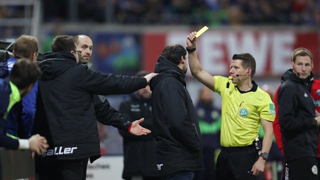 Seit Beginn der Rückrunde sind die Schiedsrichter angehalten deutlich strikter vorzugehen: Schiedsrichter Patrick Ittrich hat eine Karte gezückt. Seit Beginn der Rückrunde sind die Schiedsrichter angehalten deutlich strikter vorzugehen: Schiedsrichter Patrick Ittrich hat eine Karte gezückt.
