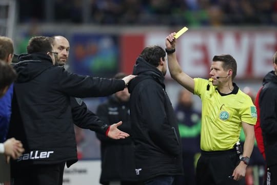 Seit Beginn der Rückrunde sind die Schiedsrichter angehalten deutlich strikter vorzugehen: Schiedsrichter Patrick Ittrich hat eine Karte gezückt.