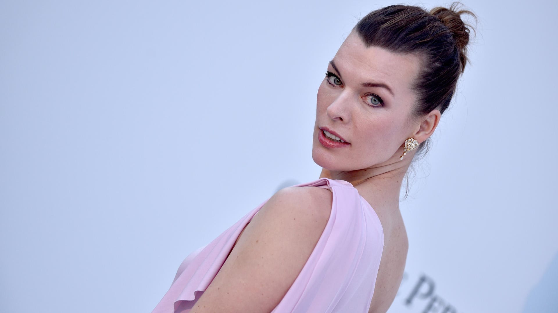 Hollywood-Schönheit Milla Jovovich: Die 44-Jährige hat Medienberichten zufolge ihre dritte Tochter zur Welt gebracht. Hollywood-Schönheit Milla Jovovich: Die 44-Jährige hat Medienberichten zufolge ihre dritte Tochter zur Welt gebracht.