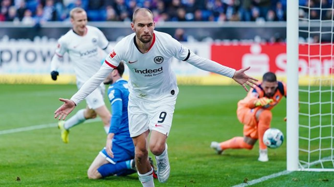 Frankfurts Torschütze Bas Dost bejubelt ein Tor: Im DFB-Pokalspiel gegen RB Leipzig wird der Stürmer fehlen.