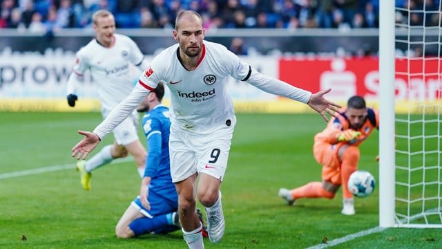 Frankfurts Torschütze Bas Dost bejubelt ein Tor: Im DFB-Pokalspiel gegen RB Leipzig wird der Stürmer fehlen.