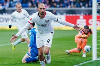 Frankfurts Torschütze Bas Dost bejubelt ein Tor: Im DFB-Pokalspiel gegen RB Leipzig wird der Stürmer fehlen.