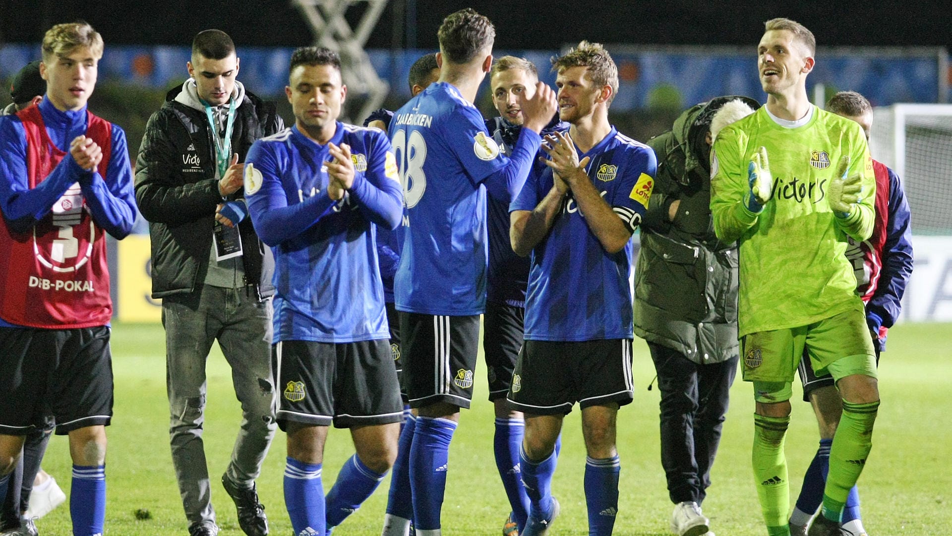 Werfen sie den nächsten Favoriten aus dem DFB-Pokal? Die Spieler des 1. FC Saarbrücken um Torwart Daniel Batz (r.). Werfen sie den nächsten Favoriten aus dem DFB-Pokal? Die Spieler des 1. FC Saarbrücken um Torwart Daniel Batz (r.).
