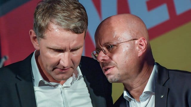 Der Thüringer AfD-Landesvorsitzende Björn Höcke und Andreas Kalbitz, Landesvorsitzender in Brandenburg. Der Thüringer AfD-Landesvorsitzende Björn Höcke und Andreas Kalbitz, Landesvorsitzender in Brandenburg.