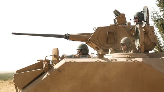 Soldaten der türkischen Streitkräfte sitzen in einem Panzer nahe der Grenze zwischen Syrien und der Türkei. Soldaten der türkischen Streitkräfte sitzen in einem Panzer nahe der Grenze zwischen Syrien und der Türkei.