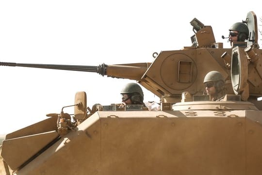 Soldaten der türkischen Streitkräfte sitzen in einem Panzer nahe der Grenze zwischen Syrien und der Türkei.