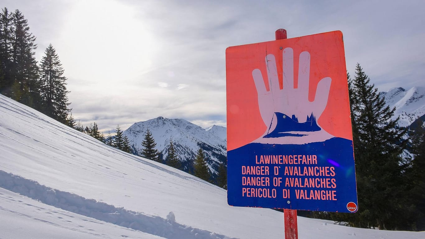 Ein Schild warnt vor Lawinengefahr: Bereits ein einzelner Skifahrer kann unter den aktuellen Bedingungen einen Schneerutsch auslösen. (Symbolbild)