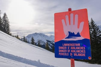 Ein Schild warnt vor Lawinengefahr: Bereits ein einzelner Skifahrer kann unter den aktuellen Bedingungen einen Schneerutsch auslösen. (Symbolbild)