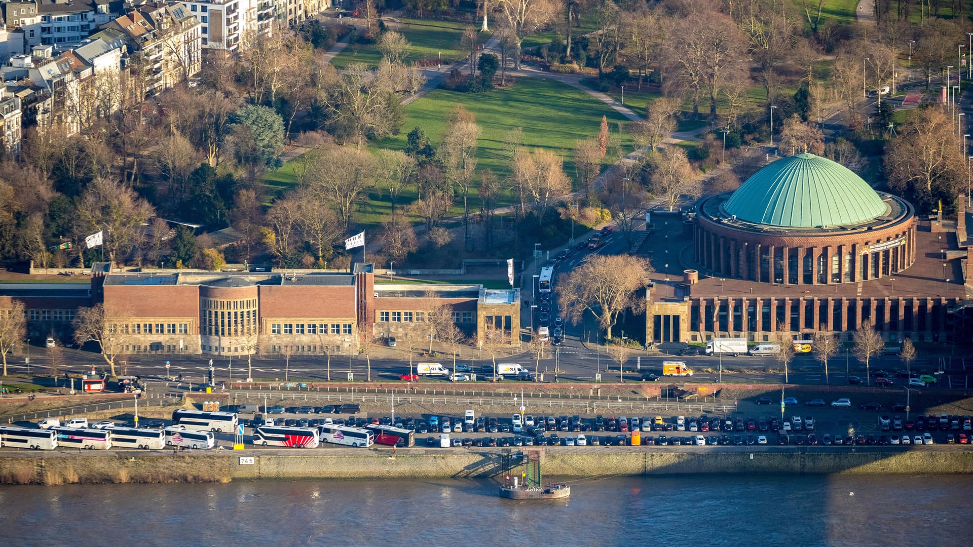 Blick auf das Konzerthaus und den Hofgarten: Er liegt zentral am Rheinufer in Düsseldorf.