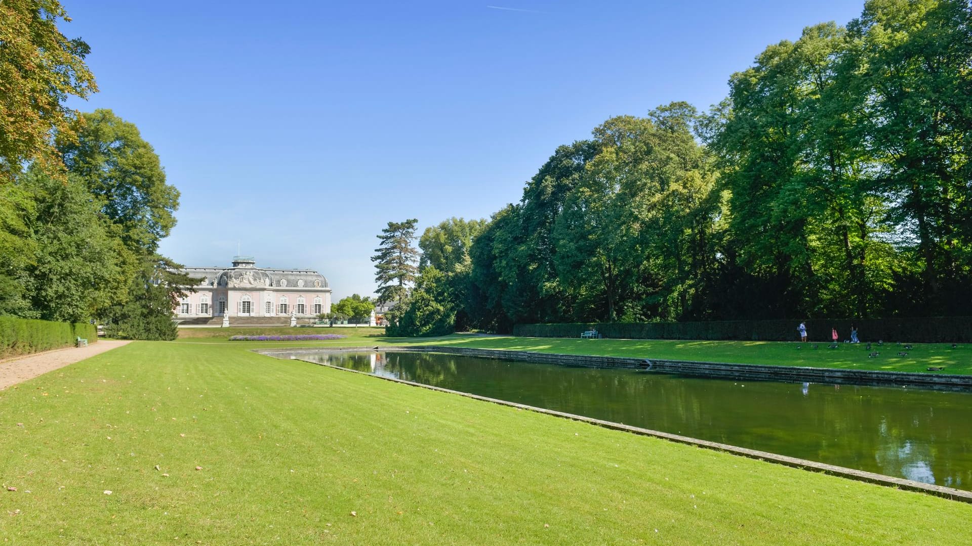 Blick auf das Schloss Benrath: Die gepflegte Grünanlage vor dem Schloss lockt bei Sonnenschein zahlreiche Spaziergänger.