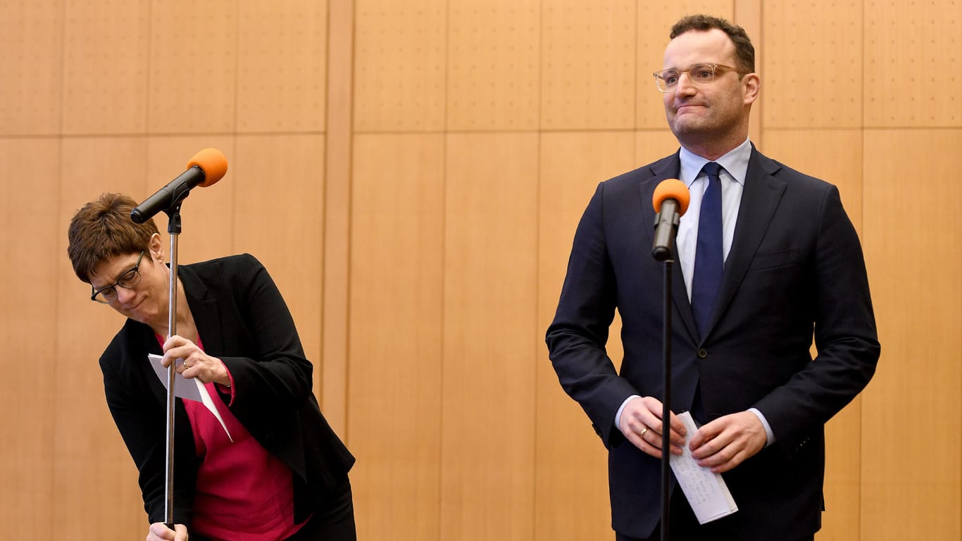 Verteidigungsministerin Kramp-Karrenbauer und Gesundheitsminister Jens Spahn erklären bei einer Pressekonferenz das weitere Vorgehen nach der Evakuierung der Deutschen aus China.