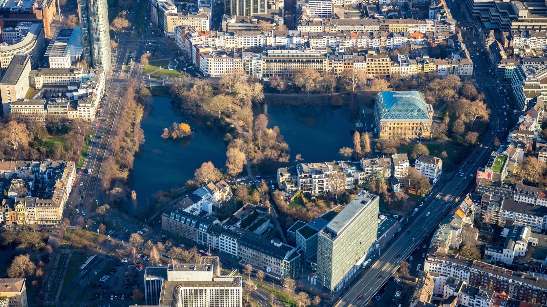 Luftbild vom Ständeaus und der dazugehörigen Parkanlage: Mitten in der Innenstadt ein Fleckchen Grün ist hier kein Problem.