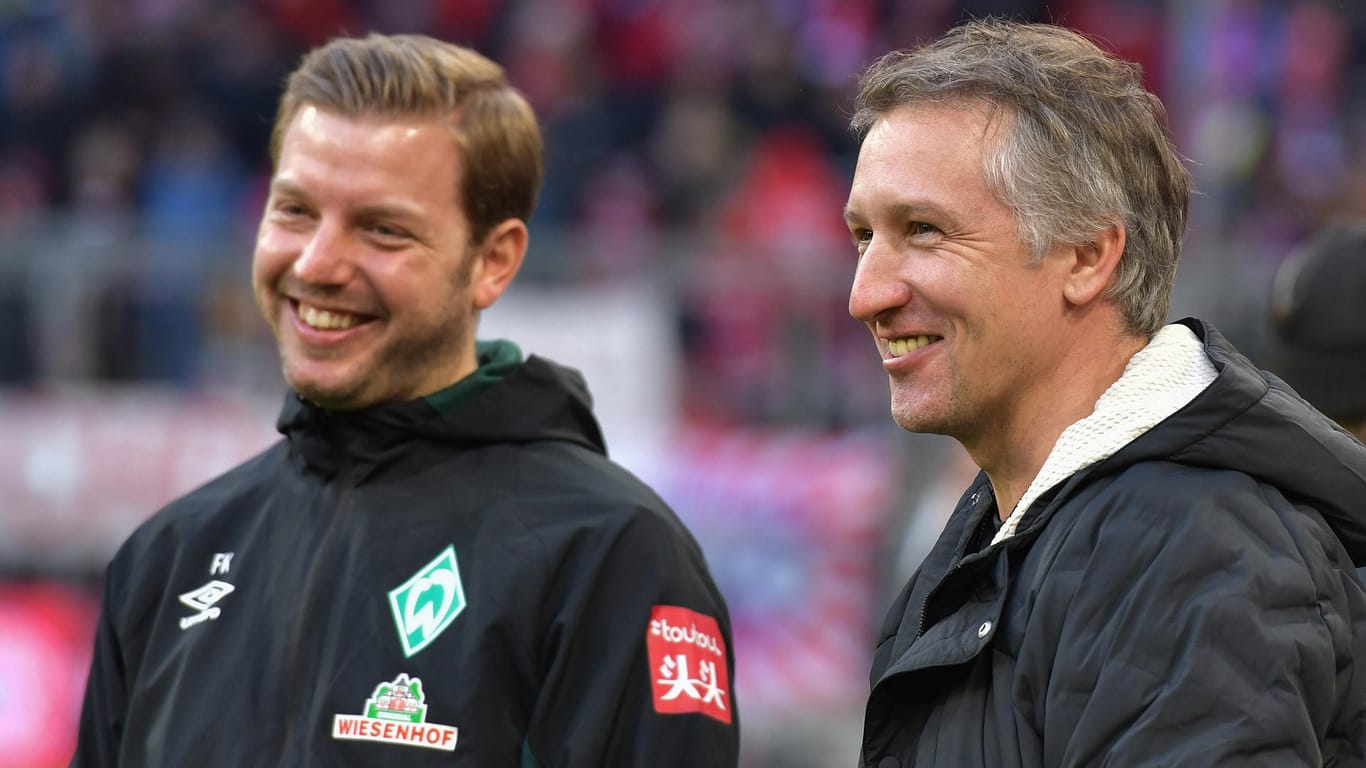 Würde mit Trainer Florian Kohfeldt (l.) auch in die zweite Liga gehen: Bremens Sportdirektor Frank Baumann.