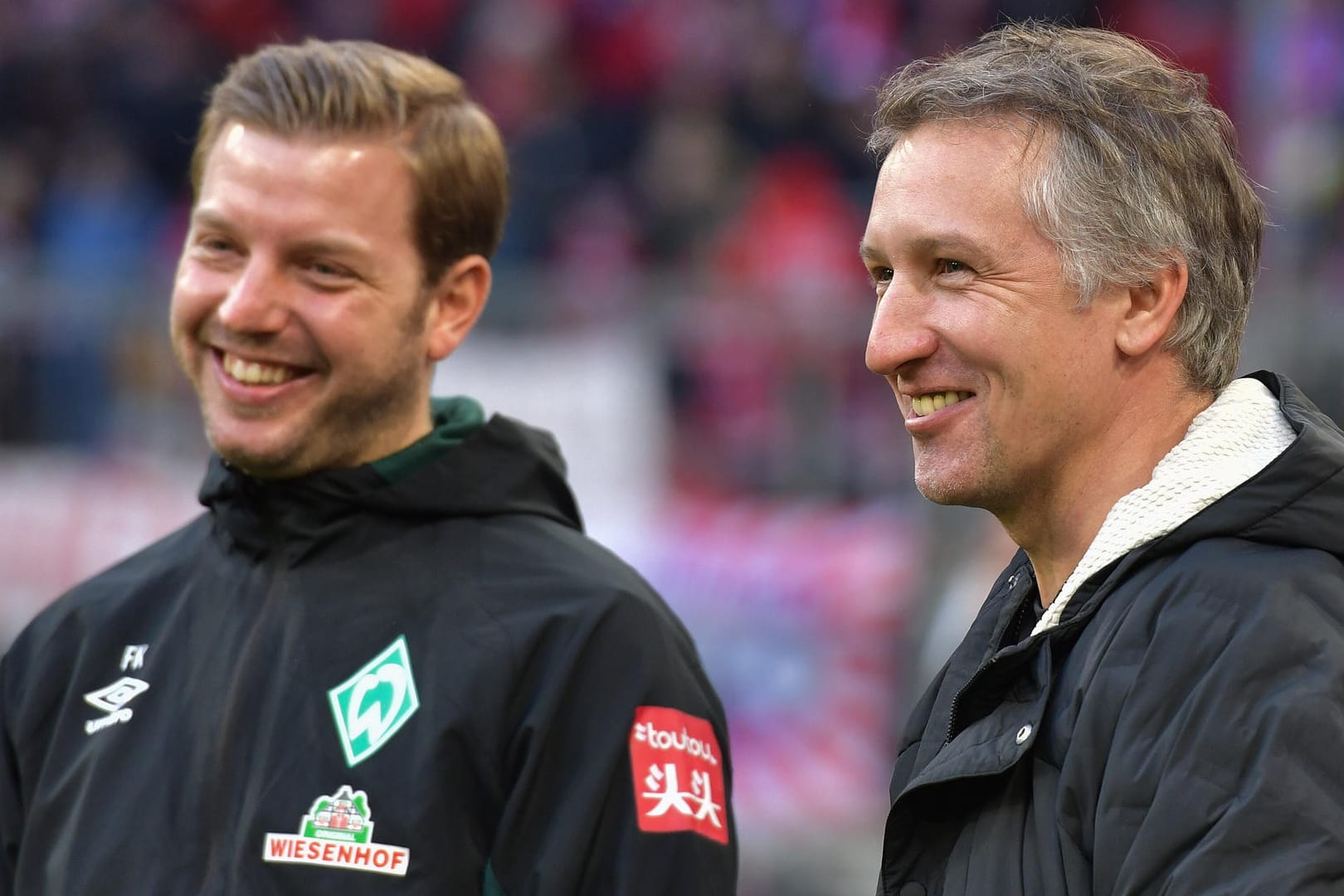 Würde mit Trainer Florian Kohfeldt (l.) auch in die zweite Liga gehen: Bremens Sportdirektor Frank Baumann.