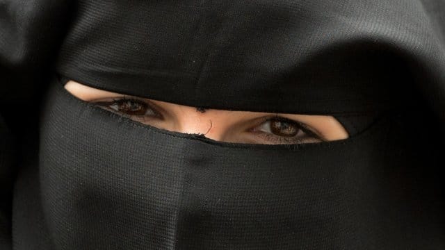 Hamburgs Schulsenator Rabe will in der Debatte um ein Nikab-Verbot an Schulen so schnell wie möglich das Hamburger Schulgesetz ändern. Hamburgs Schulsenator Rabe will in der Debatte um ein Nikab-Verbot an Schulen so schnell wie möglich das Hamburger Schulgesetz ändern.