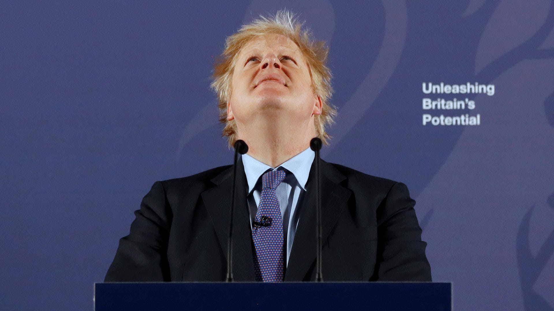 Boris Johnson betrachtet die Decke der prachtvollen barocken Painted Hall im Royal Naval College.