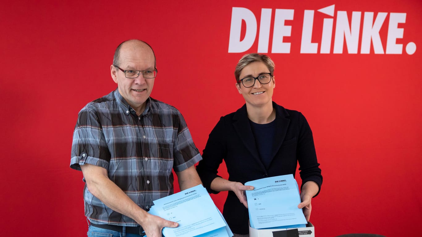 Die Fraktionsvorsitzende der Linken im Thüringer Landtag, Susanne Hennig-Wellsow und Abstimmungsleiter Holger Hänsgen, zeigen die Stimmzettel: Knapp 95 Prozent votierten für die Annahme des Koalitionsvertrages.