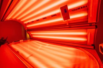 Solarium: Jährlich verursacht der Gebrauch dieser Geräte europaweit bei etwa 3.400 Menschen schwarzen Hautkrebs.