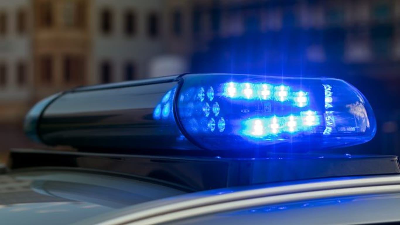 Blaulicht auf einem Polizeifahrzeug: In Frankreich wurde ein Mann tot in einem Hotelzimmer aufgefunden.