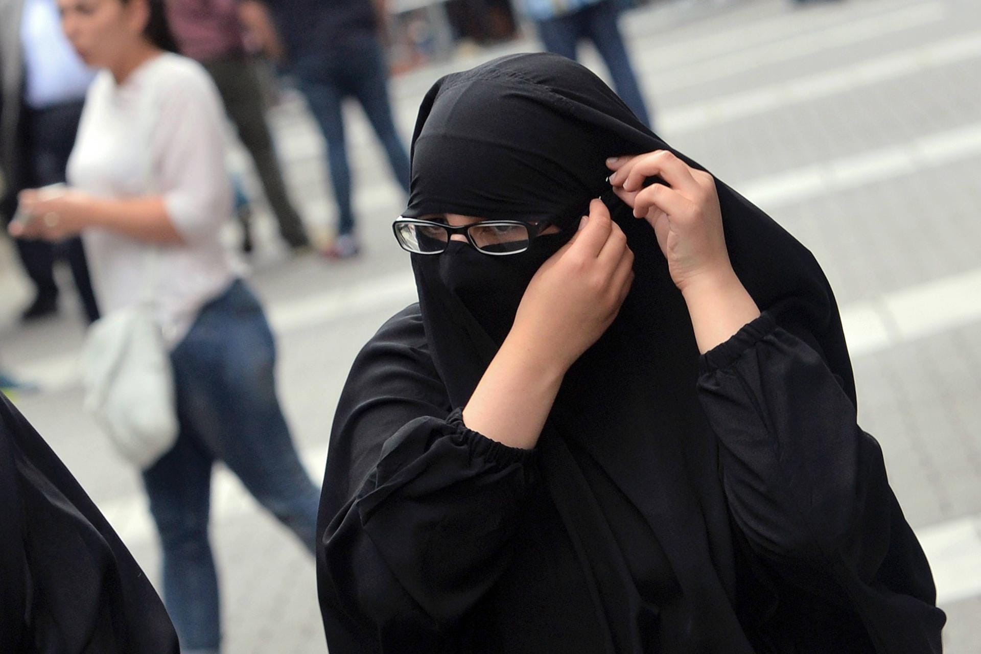 Eine junge Muslima richtet bei einer Kundgebung radikaler Muslime in Offenbach ihren Gesichtsschleier. (Archivbild)