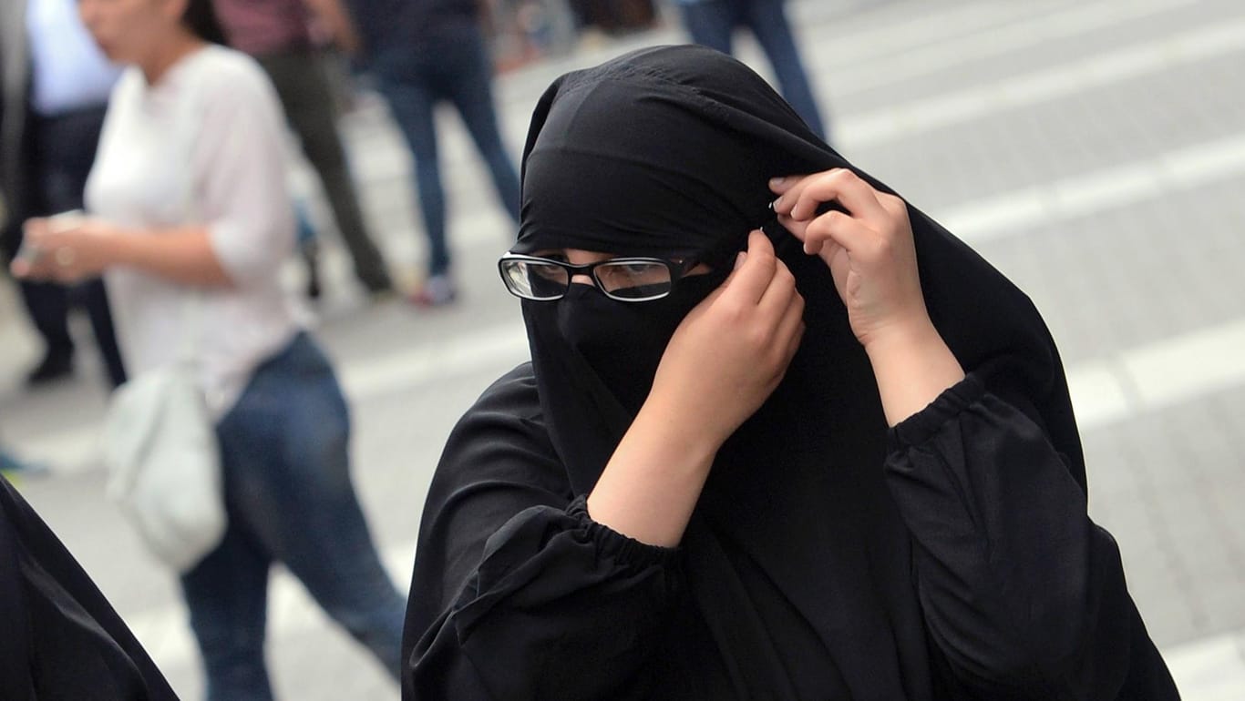 Eine junge Muslima richtet bei einer Kundgebung radikaler Muslime in Offenbach ihren Gesichtsschleier. (Archivbild)