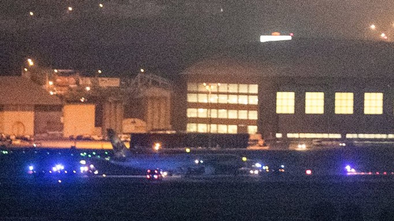 Das Flugzeug von Air Canada ist nach der Sicherheitslandung auf dem Madrider Flughafen Barajas zu sehen.