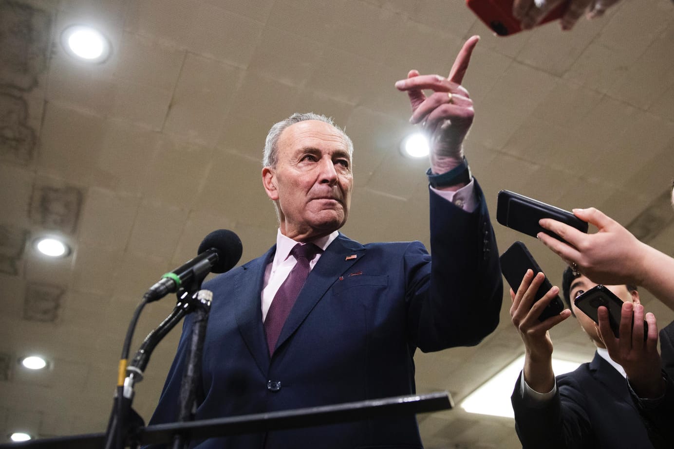 Chuck Schumer von den Demokraten, Minderheitenfürhrer im US-Senat, spricht mit Medienvertretern nach der Impeachment-Sitzung.