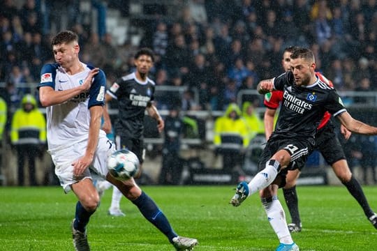 Tim Leibold (r) leitete mit seinem Tor zum 1:1 die HSV-Wende in Bochum ein.