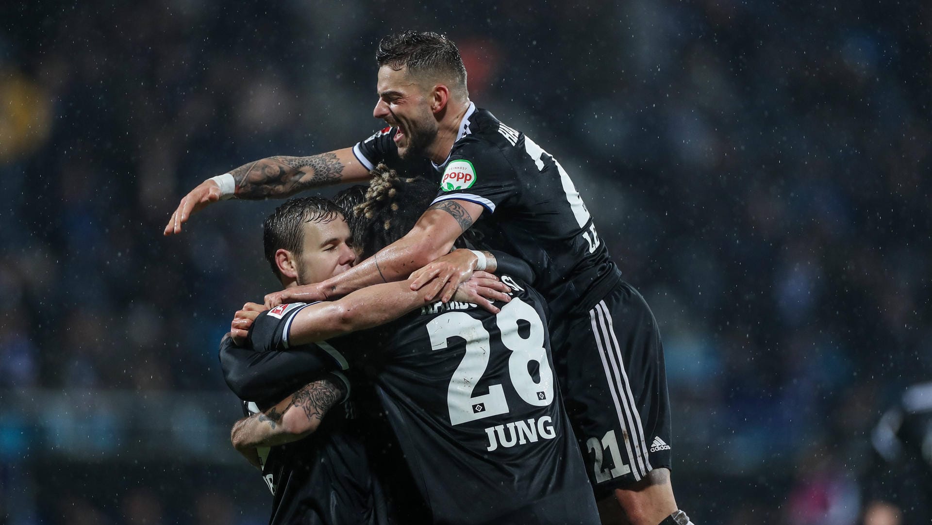Freude beim HSV: Die Spieler um Tim Leibold feiern den Sieg über Bochum.