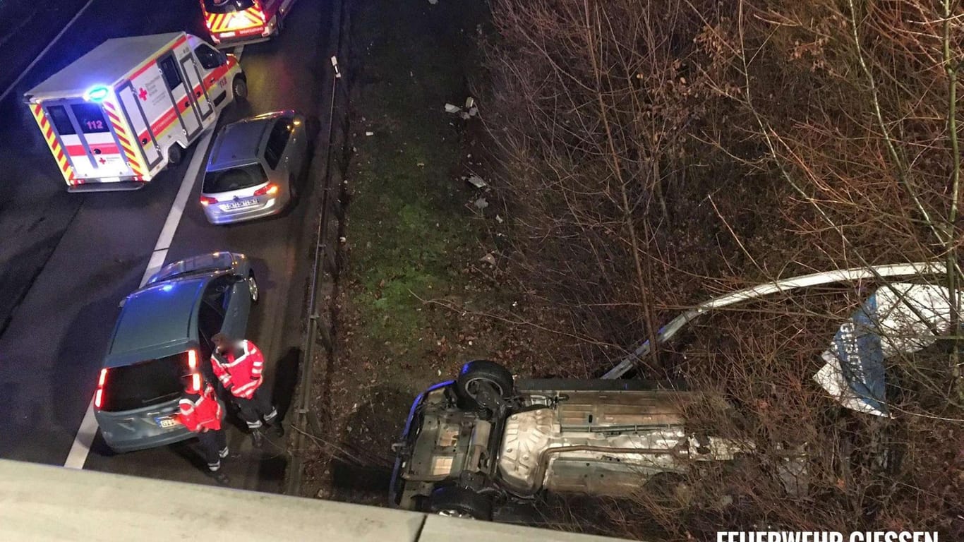Unfall in Hessen: Ein Auto krachte von einer Brücke auf die Autobahn.