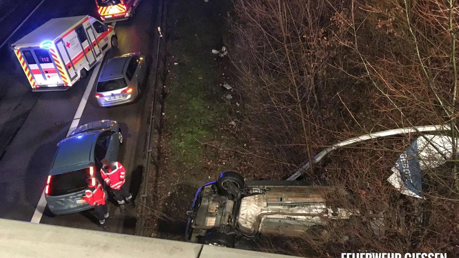Unfall in Hessen: Ein Auto krachte von einer Brücke auf die Autobahn. Unfall in Hessen: Ein Auto krachte von einer Brücke auf die Autobahn.