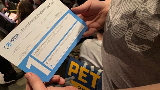 Abgestimmt, aber noch nicht ausgezählt: Ein Teilnehmer der demokratischen Iowa-Vorwahlen hält einen Stimmzettel in der Hand. Abgestimmt, aber noch nicht ausgezählt: Ein Teilnehmer der demokratischen Iowa-Vorwahlen hält einen Stimmzettel in der Hand.