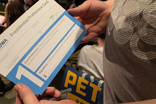 Abgestimmt, aber noch nicht ausgezählt: Ein Teilnehmer der demokratischen Iowa-Vorwahlen hält einen Stimmzettel in der Hand.
