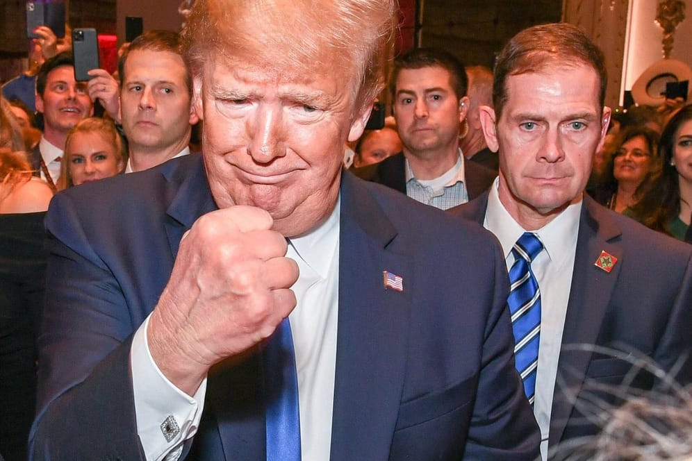 Donald Trump feiert sich auf einer Party in seinem Hotel Mar-a-Lago in Florida.