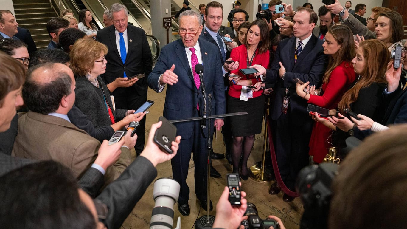 Chuck Schumer, Führer der demokratischen Minderheitsfraktion im Senat, berichtet den Medien vom Stand des Impeachment-Verfahrens gegen Donald Trump.