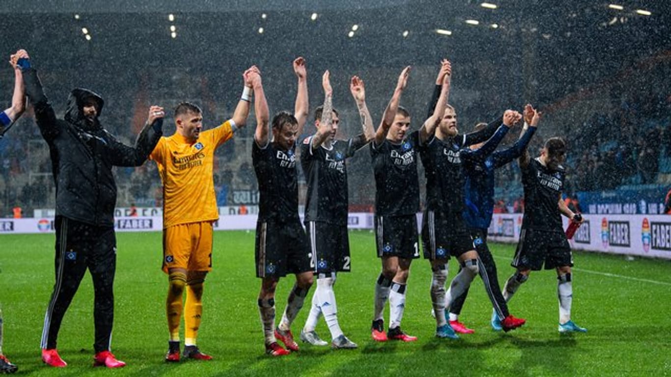 Die HSV-Spieler feiern in Bochum mit den Fans den Auswärtssieg.