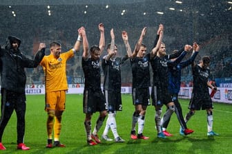 Die HSV-Spieler feiern in Bochum mit den Fans den Auswärtssieg.