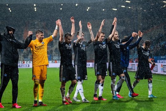 Die HSV-Spieler feiern in Bochum mit den Fans den Auswärtssieg.