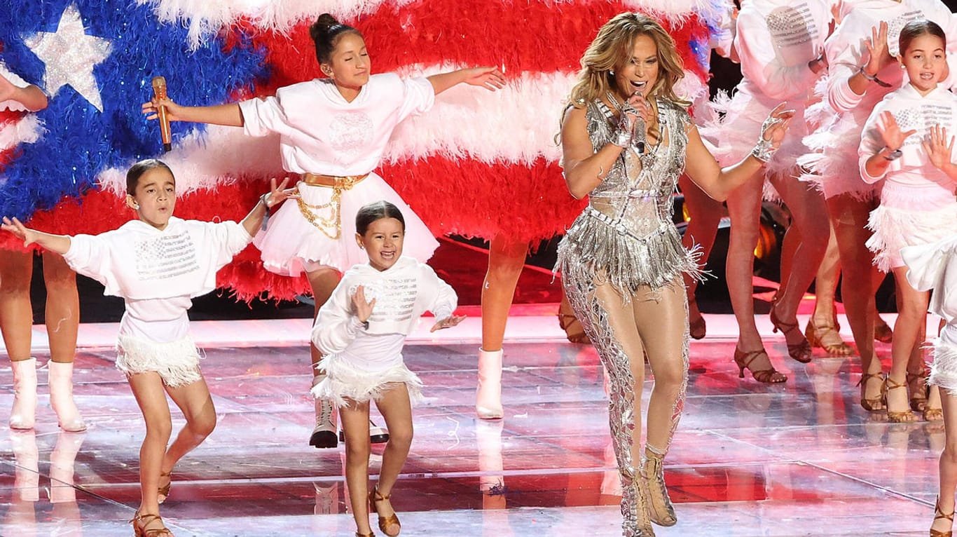 Mama und Tochter: Jennifer Lopez und Emme Maribel Muñiz rocken die Halbzeit-Show beim Superbowl in Miami.