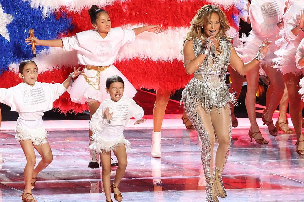 Mama und Tochter: Jennifer Lopez und Emme Maribel Muñiz rocken die Halbzeit-Show beim Superbowl in Miami.