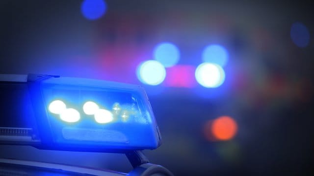 Ein Polizeiauto mit eingeschaltetem Blaulicht.