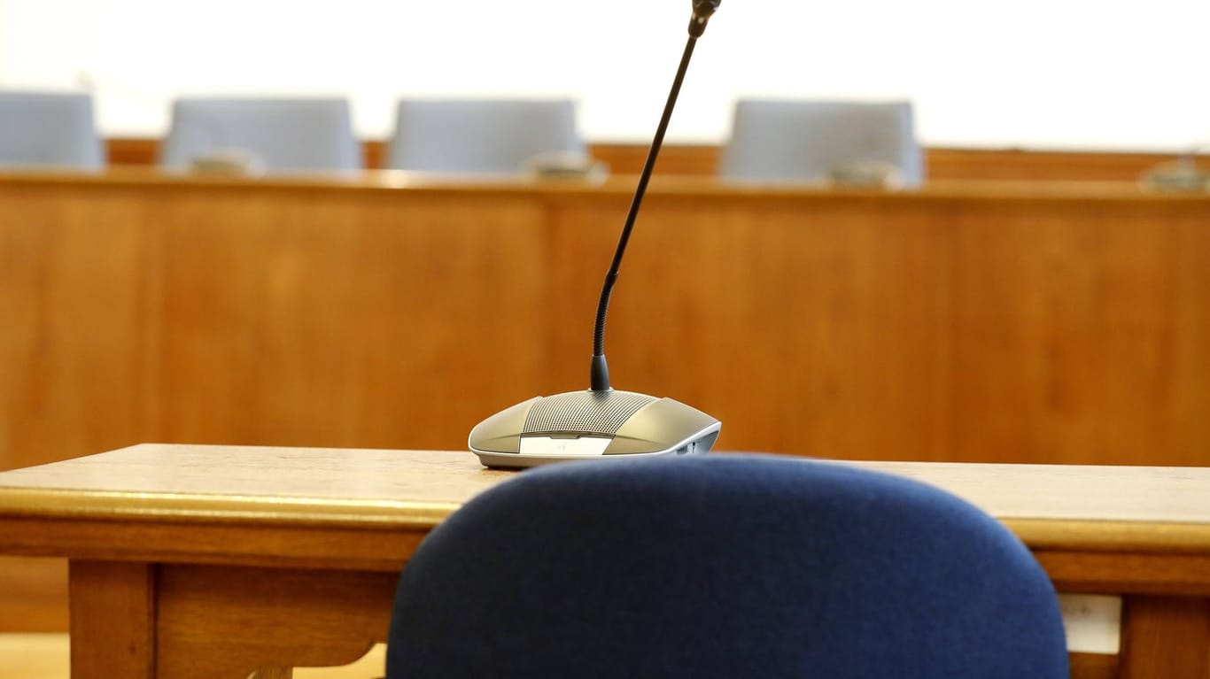 Zeugenstand mit Mikrofon am Landgericht Dortmund: Ein 55-Jähriger wurde hier für eine brutale Attacke auf seine Ehefrau verurteilt.