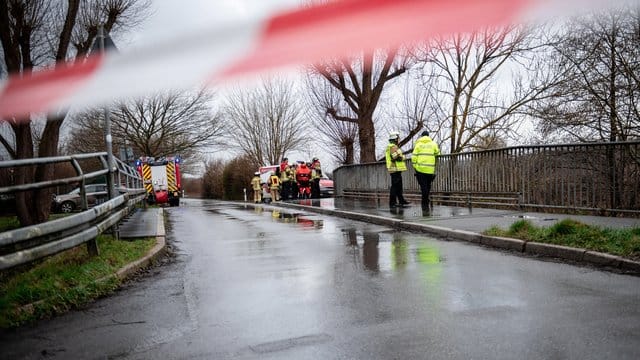 Am Montag haben Polizei und Feuerwehr unter anderem in einem Fluss nach dem vermissten Mädchen gesucht.