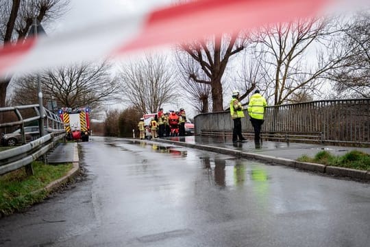 Am Montag haben Polizei und Feuerwehr unter anderem in einem Fluss nach dem vermissten Mädchen gesucht.