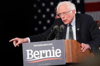 Bernie Sanders bei seiner Wahlkundgebung in Iowas Hauptstadt Des Moines: Der demokratische US-Senator hat sich zum Sieger der Vorwahlen in dem Bundesstaat erklärt.