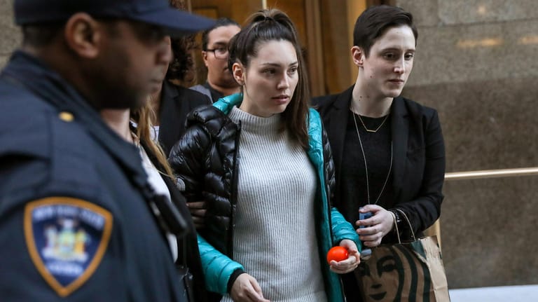 Zeugin im Weinstein-Prozess: Jessica Mann verlässt nach ihrem Zusammenbruch das Gericht in New York.