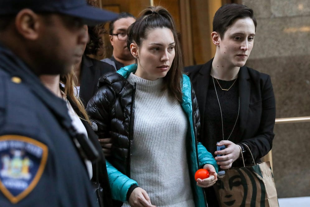 Zeugin im Weinstein-Prozess: Jessica Mann verlässt nach ihrem Zusammenbruch das Gericht in New York.