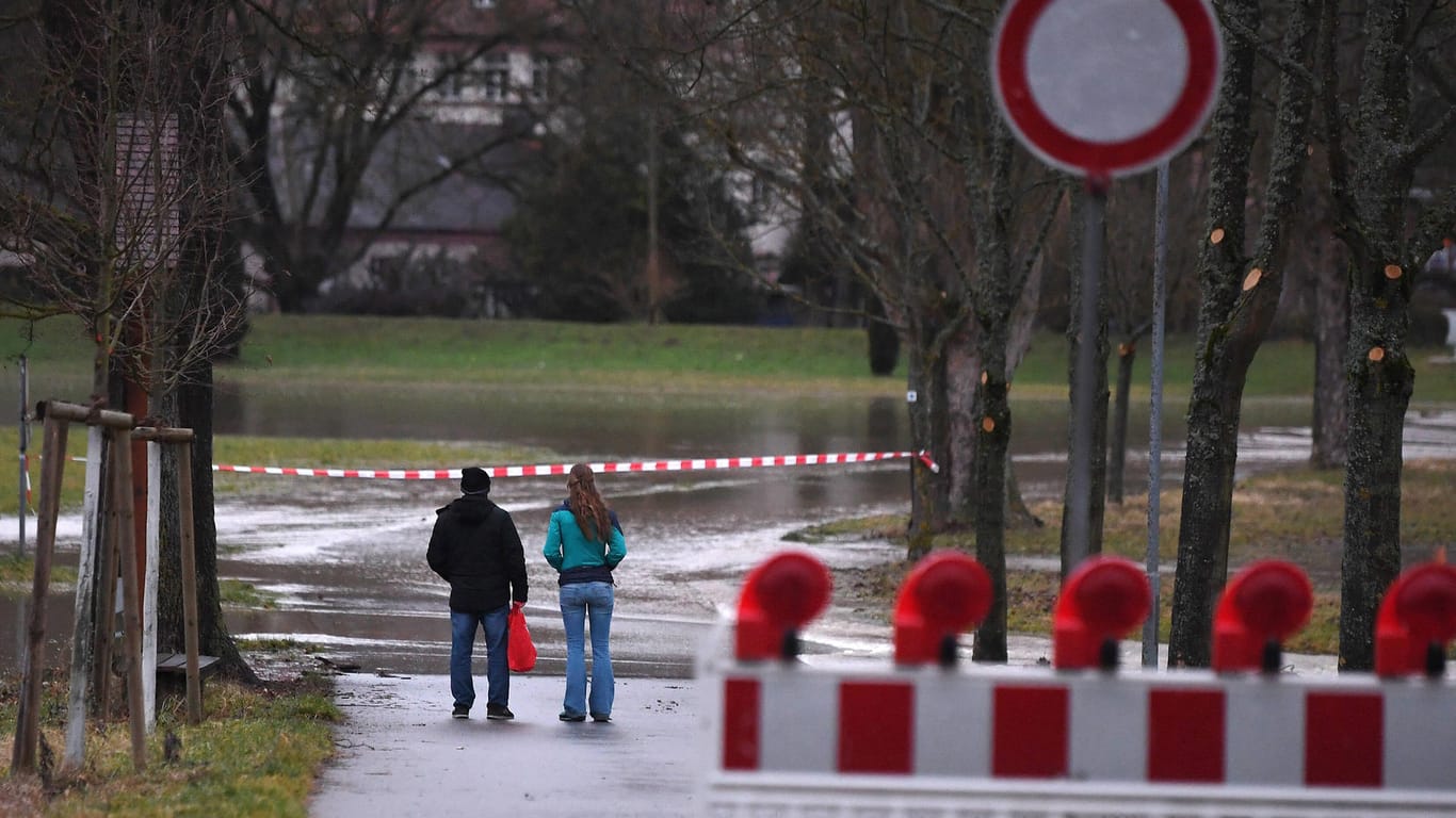 Eine gesperrte Straße in Rottenburg am Necker: Wegen anhaltender Regenfälle sind in den vergangenen Tagen an vielen Orten in Süddeutschland Flüsse über die Ufer getreten.