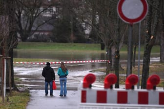 Eine gesperrte Straße in Rottenburg am Necker: Wegen anhaltender Regenfälle sind in den vergangenen Tagen an vielen Orten in Süddeutschland Flüsse über die Ufer getreten.